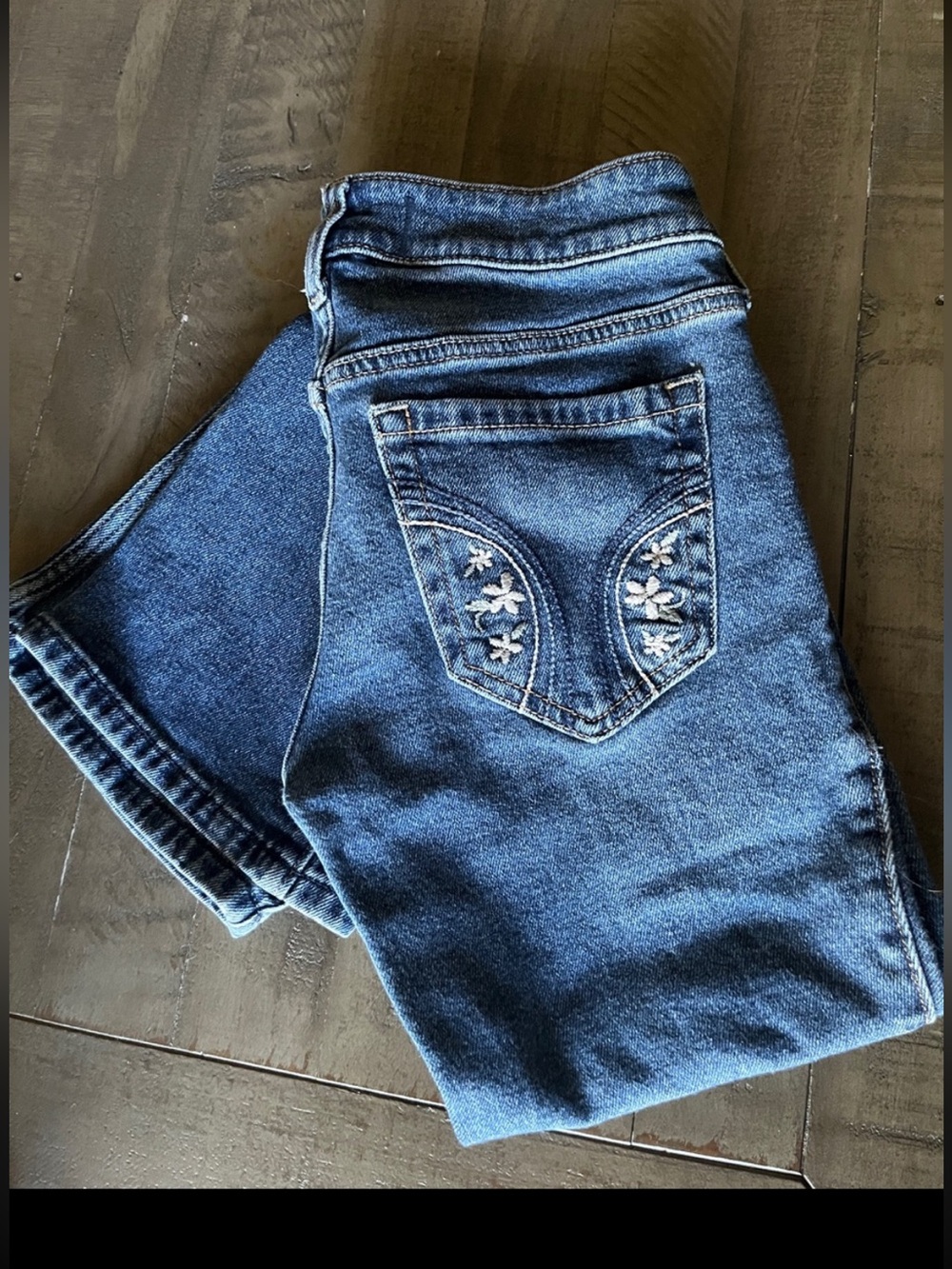 Hollister LowRise Boot Cut Medium Wash Jeans with Embroidered Back Pocket 00R/24